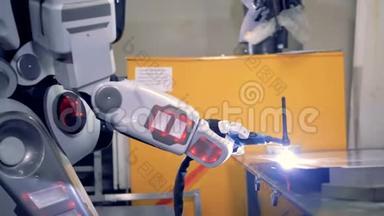 仿人机器人开始<strong>金属薄板</strong>的焊接过程